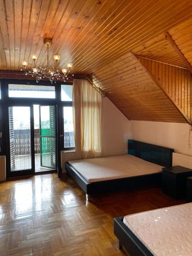 Luxury 3 BR Vila in a forest 10min drive from city center, Budapest