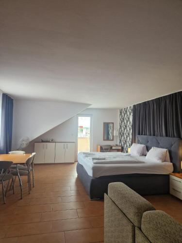 King Suite with Pool View
