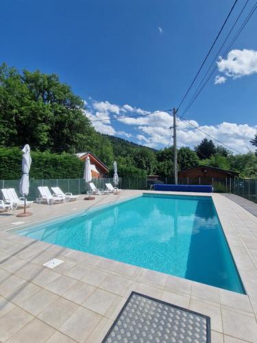 Chalet bord de lac+ piscine