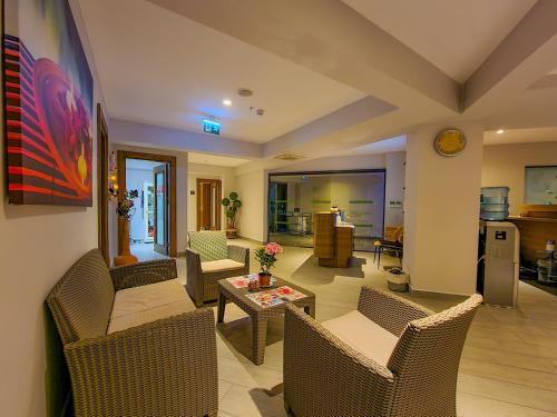 Julian Marmaris - main image