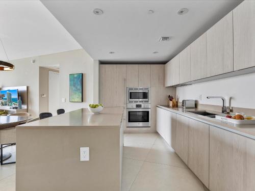 Beachside Contemporary Residence in Lyfe in Hollywood, USA