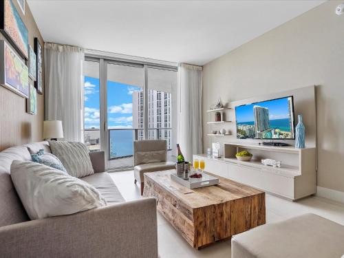 Beachside Contemporary Residence in Lyfe in Hollywood, USA