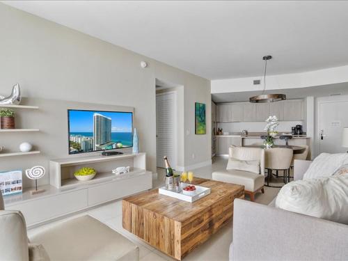 Beachside Contemporary Residence in Lyfe in Hollywood, USA