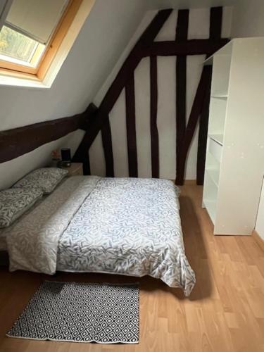 Chambre double dans une maison de ville - Location saisonnière - Évreux