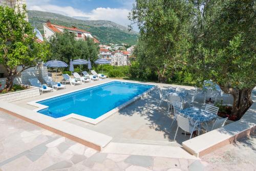 Villa Tomasovic with pool in Podstrana - image 8