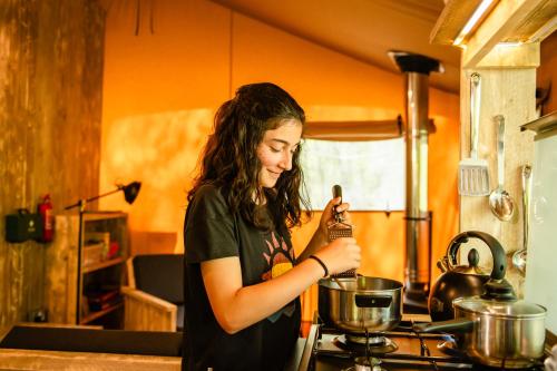 virtuve, Luxury Safari Tent with Hot Tub in Ancient Woodland in Houpbodlera