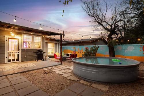 Gorgeous Home with Heated Pool In Downtown! in San Antonio, USA