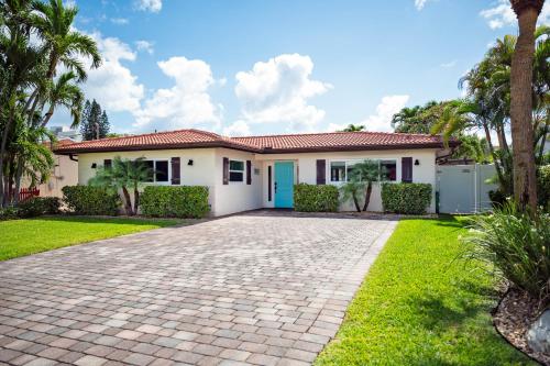 Charming Beach House w/Private Pool Paradise~WALK TO BEACH thumb 3