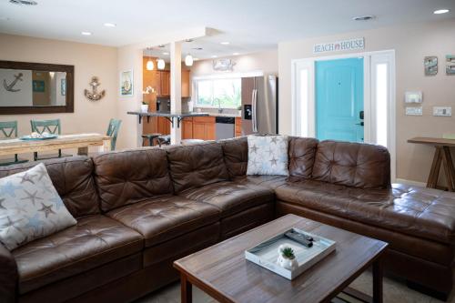 Charming Beach House w/Private Pool Paradise~WALK TO BEACH in Deerfield Beach, USA