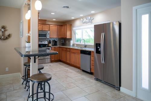 Charming Beach House w/Private Pool Paradise~WALK TO BEACH in Deerfield Beach, USA