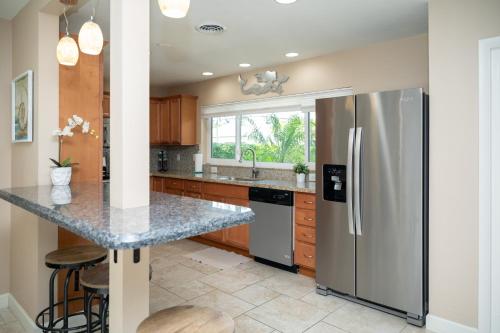 Charming Beach House w/Private Pool Paradise~WALK TO BEACH in Deerfield Beach, USA