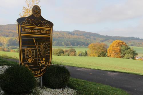 FH Gestiefelter Kater am See im hessischen Bergland 8.8km von Grebenau entfernt