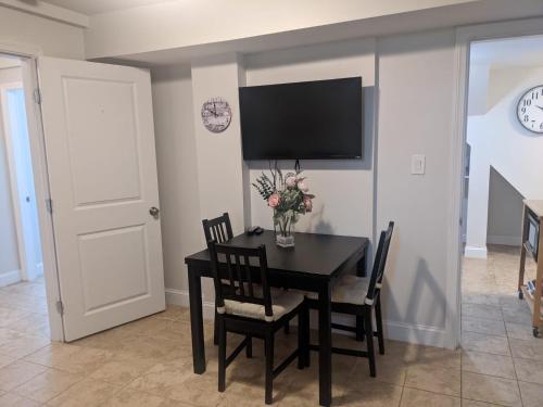 Brighton Apartment Sleeps 3+ Steps to Bus Line - Boston