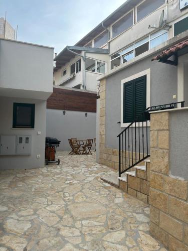 One-Bedroom Apartment image 5
