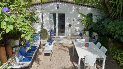 Maison et terrasse dans le jardin du Château de Gaillard, Marseille