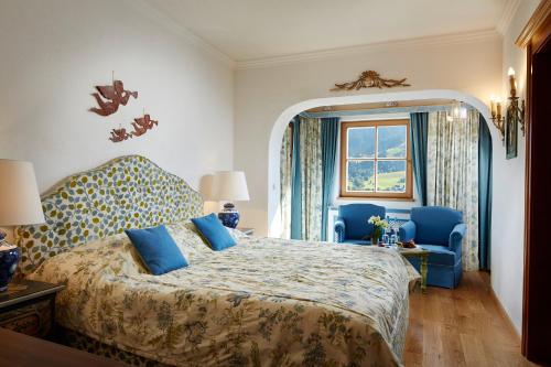 2 queen beds, 1 sofa bed
