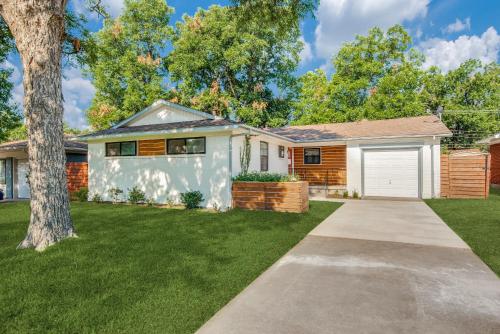 Modern, Roomy, Game Room, Patio, Family Home, Private Parking in Dallas, USA