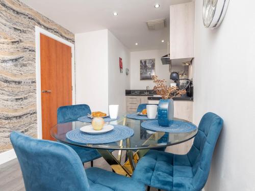 Central Birmingham Apartment - Balcony & Netflix - image 4