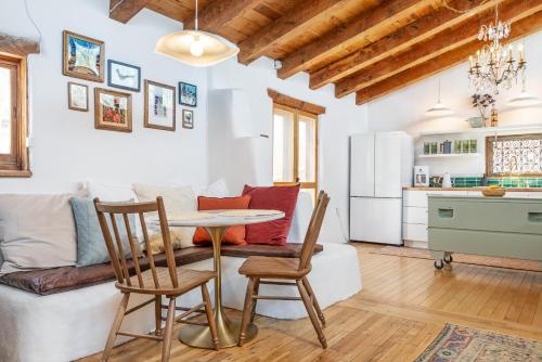 Heart of Santa Fe - Adorable Hideaway - King and Queen - Walk to Everything - Fireplace - AC in Santa Fe, USA