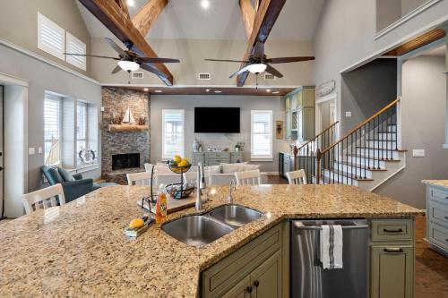 Luxury Waterfront Home Family and Pet Friendly Near Surfside Beach 11 Mins in Freeport (TX)