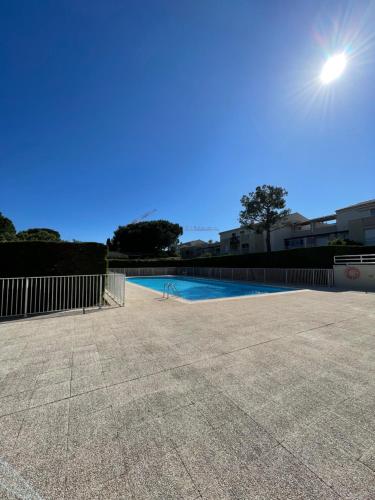 Swimming pool, Bali vibes piscine tennis wifi AC Clim in Les Breguieres