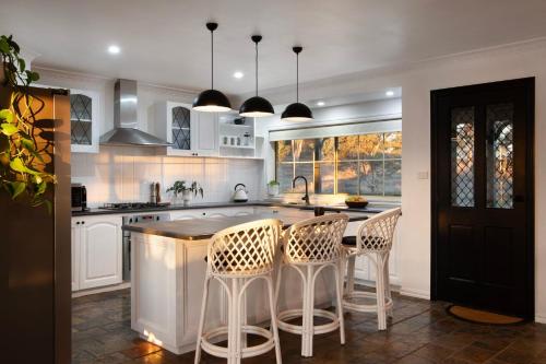 Konyha, Sunset Retreat - 4 bedroom home with sunset views in Yandoit
