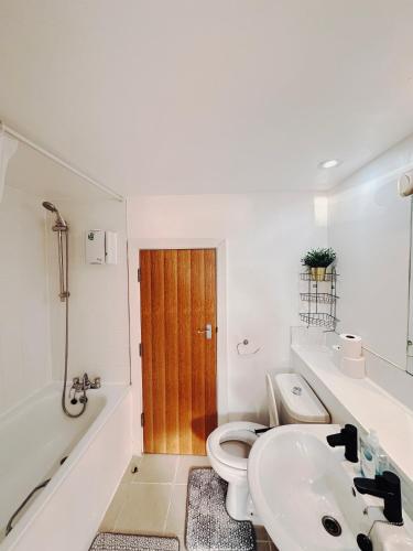 Beautiful 2-Bed Apartment in London - image 6