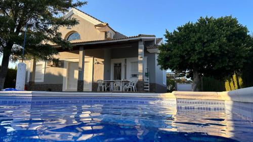 Chalet Californiano con Piscina - Arahal
