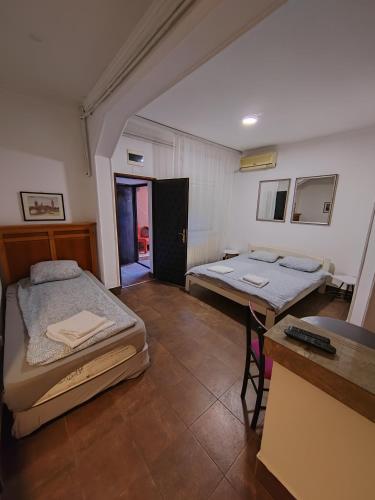 Economy Triple Room image 7
