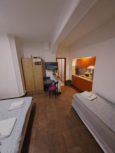 Economy Triple Room image 6