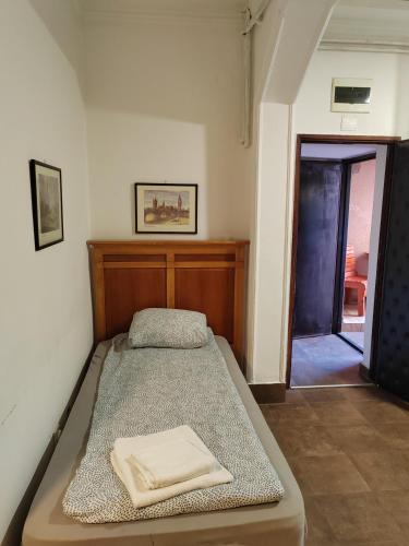 Economy Triple Room image 5