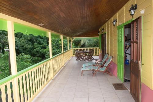 Erkély/terasz, Maison charmante à Gros-Morne avec terrasse et jardin (Maison charmante a Gros-Morne avec terrasse et jardin) in Gros-Morne