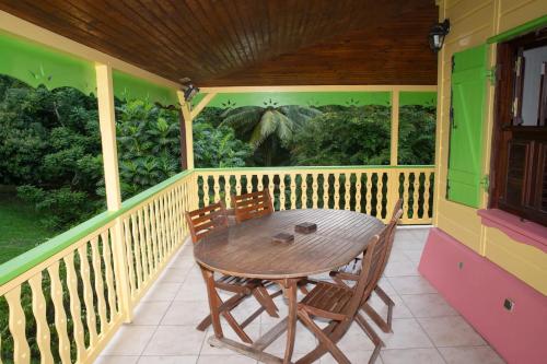Erkély/terasz, Maison charmante à Gros-Morne avec terrasse et jardin (Maison charmante a Gros-Morne avec terrasse et jardin) in Gros-Morne