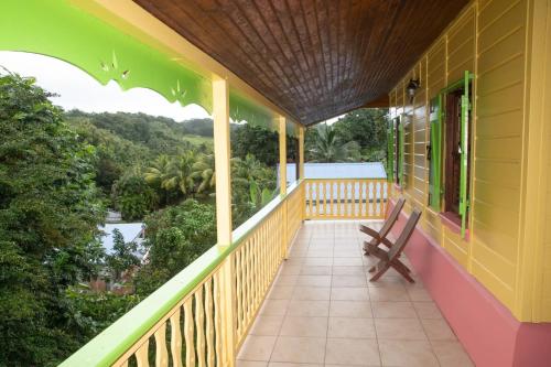 Erkély/terasz, Maison charmante à Gros-Morne avec terrasse et jardin (Maison charmante a Gros-Morne avec terrasse et jardin) in Gros-Morne