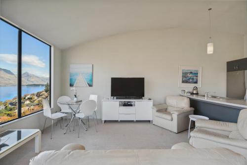 Remarkable Views - Queenstown Holiday Home - image 10
