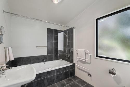 Remarkable Views - Queenstown Holiday Home - image 11