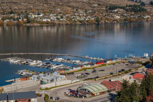 Remarkable Views - Queenstown Holiday Home - image 11