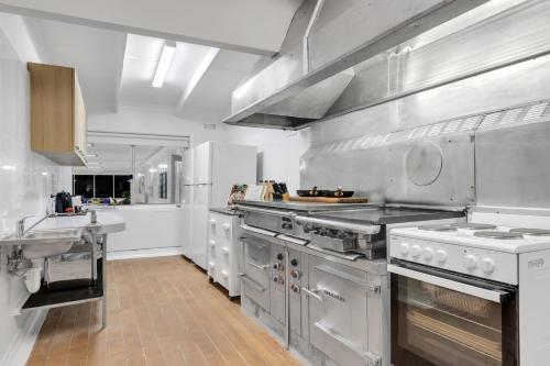 مطبخ, Space and Privacy near Airport, Groups Friendly in Hillside