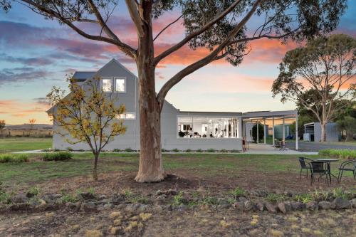 A szálláshely kívülről, Space and Privacy near Airport, Groups Friendly in Hillside