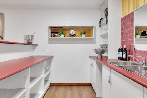 مطبخ, Space and Privacy near Airport, Groups Friendly in Hillside