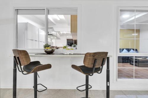 المرافق, Space and Privacy near Airport, Groups Friendly in Hillside