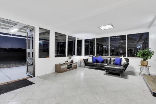 المرافق, Space and Privacy near Airport, Groups Friendly in Hillside