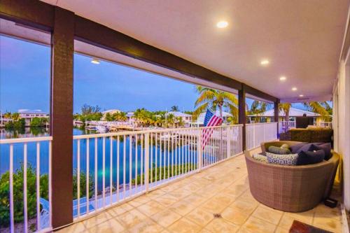 BEAUTIFUL WATER VIEW POOL GYM Room Private Dock in Marathon, USA