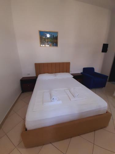 Double Room image 3