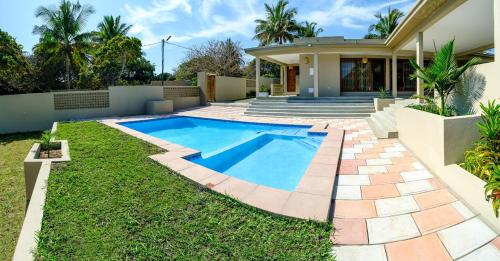 Bilene beige beach house in Bilene