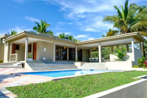 Bilene beige beach house in Bilene