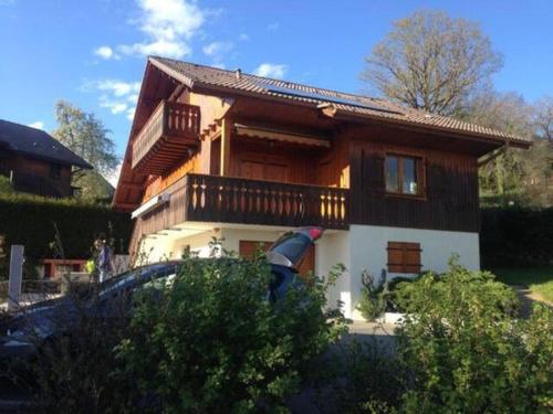 Chalet avec vue panoramique sur les Montagnes du Mole et la chaîne des Aravis piscine chauffée à 5 min des pistes de la station des Brasses