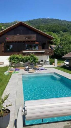 Chalet avec vue panoramique sur les Montagnes du Mole et la chaîne des Aravis piscine chauffée à 5 min des pistes de la station des Brasses