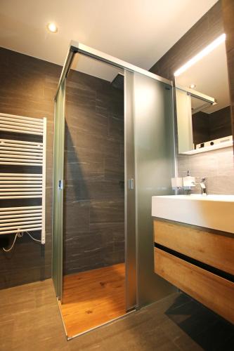 淋浴間, Tout Schuss in 嫩達茲