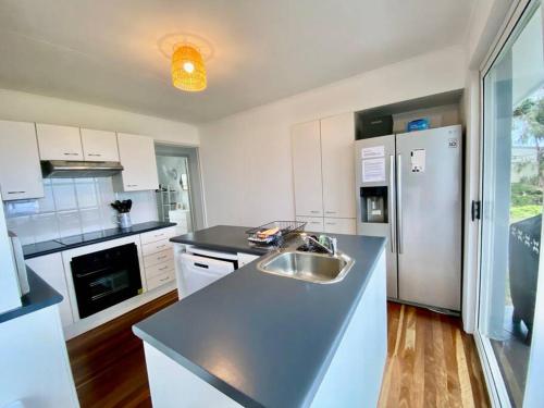 Pet & Family Friendly Ocean Front Beach Cottage, Bargara (zdjęcie 2)
